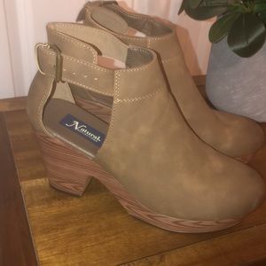 Natural Reflections w beautiful wood sole